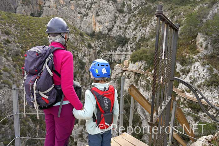 Los niños mayores de 5 años pueden hacer las pasarelas de Relleu con precaución