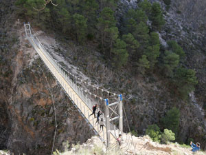 Ruta senderista al puente colgante de El Saltillo, en la Gran Senda de Málaga Ruta senderista al puente colgante de El Saltillo, en la Gran Senda de Málaga